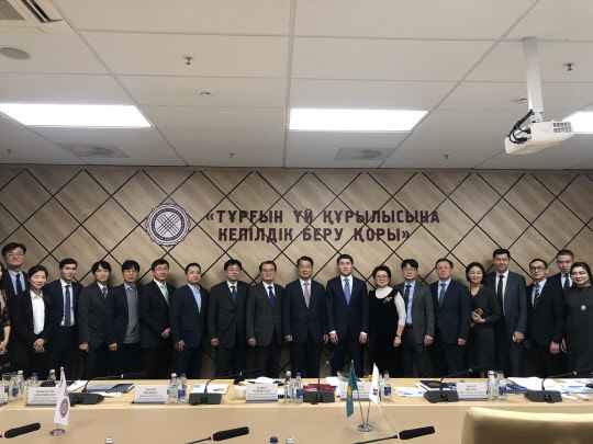 지난 8일 카자흐스탄 주택보증기금(HGF) 본사에서 진웅섭 수석고문(좌측에서 열 번째), Dulat Zharlykapov HGF CEO(좌측에서 열한 번째)를 포함해 KDI, HUG, HGF 실무진 등 KSP 착수보고회 참석자들이 기념촬영을 하고 있다. <HUG 제공>